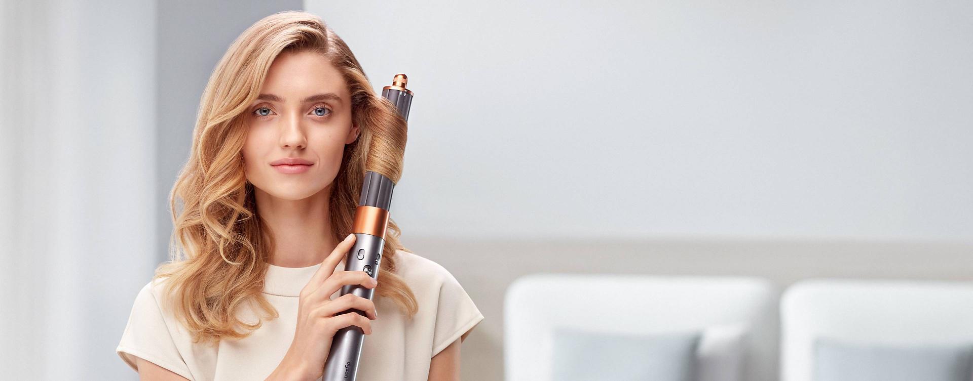 Natalia z Top Model Polska stylizująca włosy multistylerem Dyson Airwrap