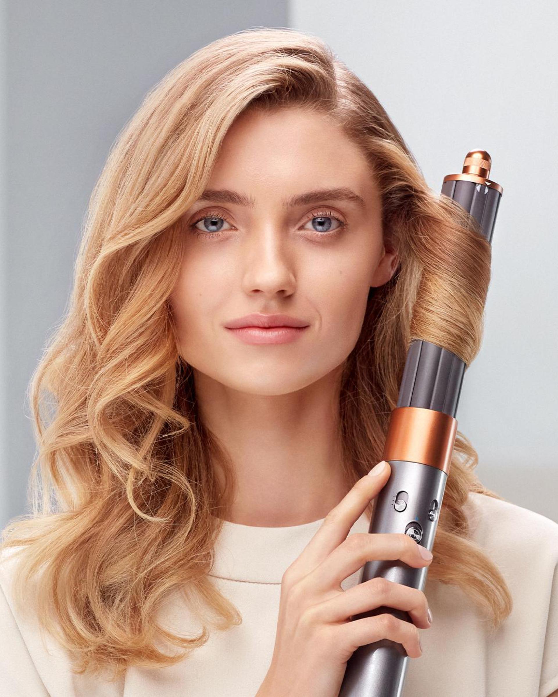 Modelka z Top Model tworząca luźne fale przy pomocy multistylera Dyson Airwrap