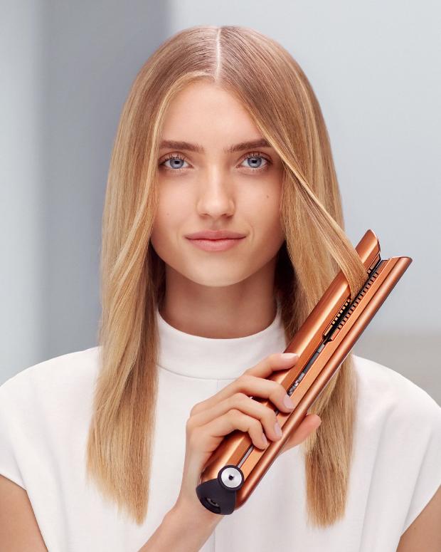 Modelka z Top Model prostująca włosy przy pomocy prostownico-lokówki Dyson Corrale