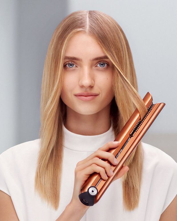 Modelka z Top Model prostująca włosy przy pomocy prostownico-lokówki Dyson Corrale