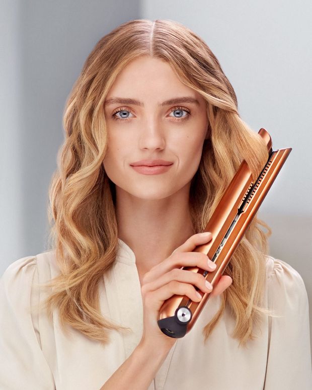 Modelka z Top Model tworząca luźne fale przy pomocy prostownico-lokówki Dyson Corrale
