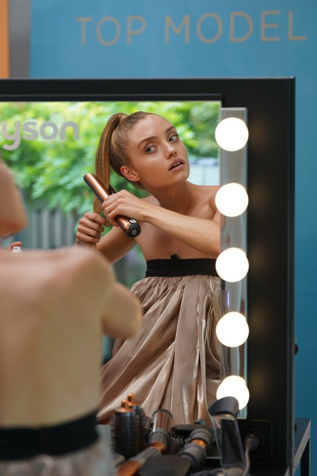 Modelka z Top Model stylizująca włosy prostownico-lokówką Dyson Corrale