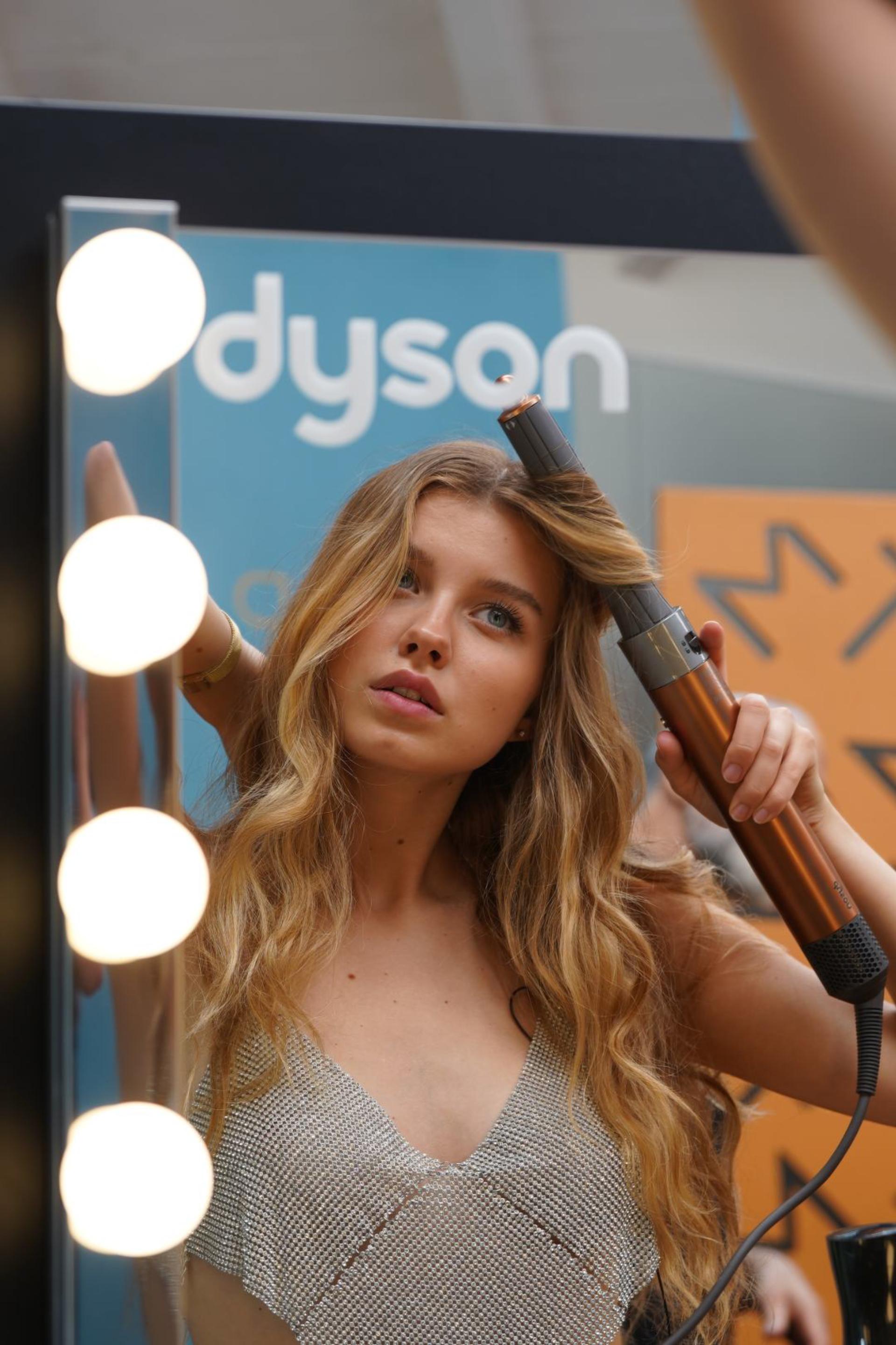Modelka z Top Model stylizująca włosy przy pomocy multistylera Dyson Airwrap