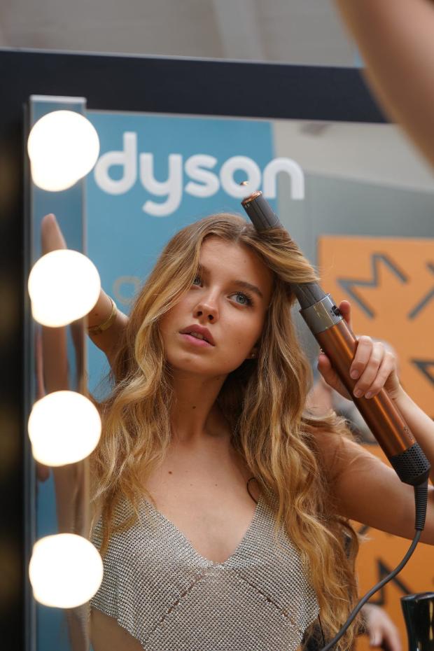 Modelka z Top Model stylizująca włosy przy pomocy multistylera Dyson Airwrap