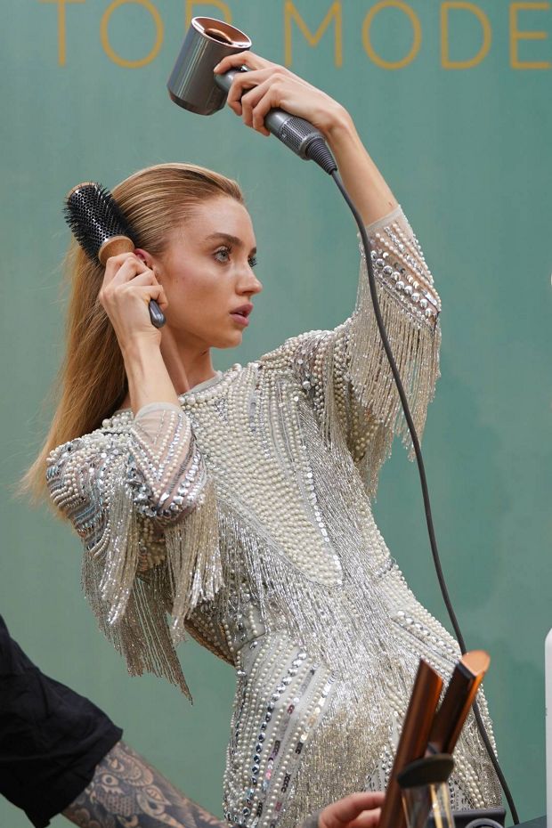 Modelka z Top Model stylizująca włosy przy pomocy suszarki Dyson Supersonic oraz okrągłej szczotki Dyson