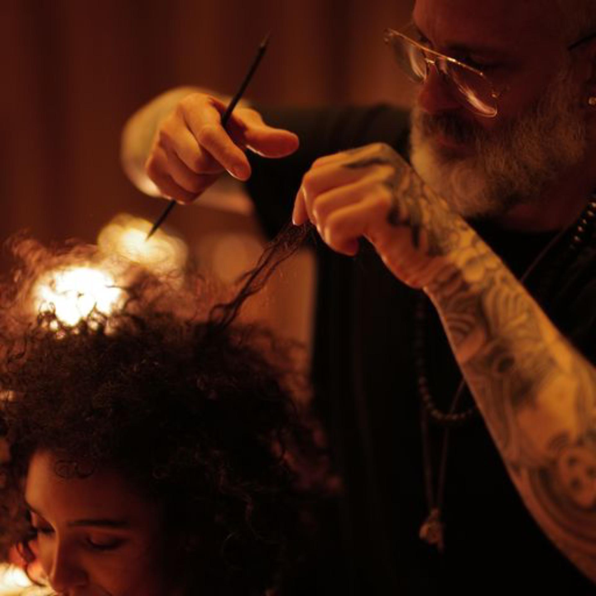 Jon Reyman stylizujący włosy modelki