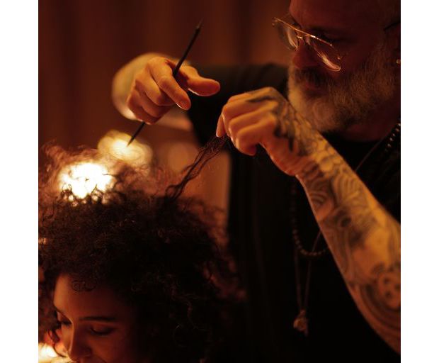 Jon Reyman stylizujący włosy modelki