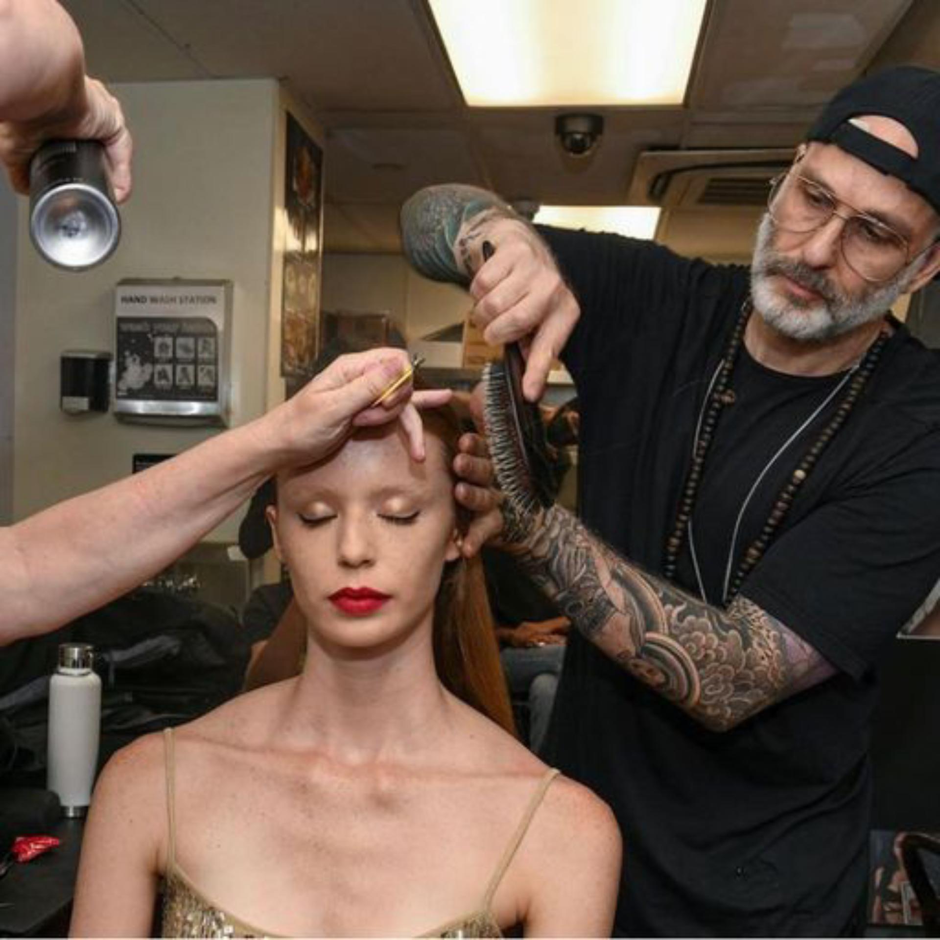 Jon Reyman stylizujący włosy modelki