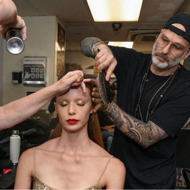 Jon Reyman stylizujący włosy modelki