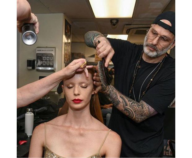Jon Reyman stylizujący włosy modelki