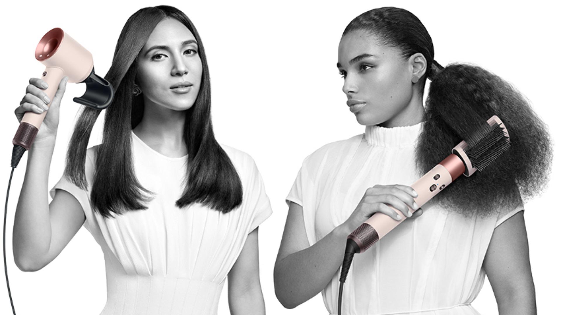 Dwie kobiety stylizujące włosy przy użyciu urządzeń do stylizacji włosów Dyson - suszarki do włosów Dyson Supersonic™ oraz multistylera oraz suszarki Dyson Airwrap