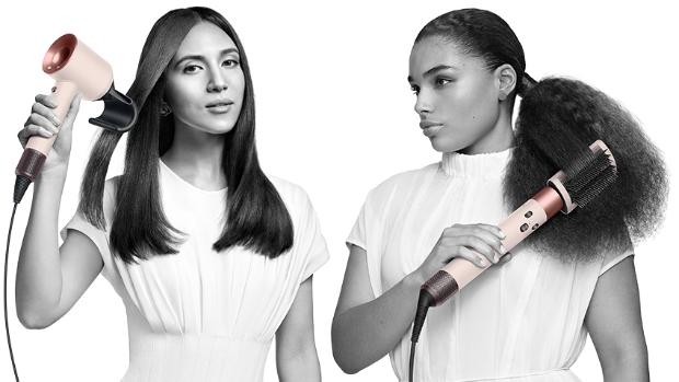 Dwie kobiety stylizujące włosy przy użyciu urządzeń do stylizacji włosów Dyson - suszarki do włosów Dyson Supersonic™ oraz multistylera oraz suszarki Dyson Airwrap