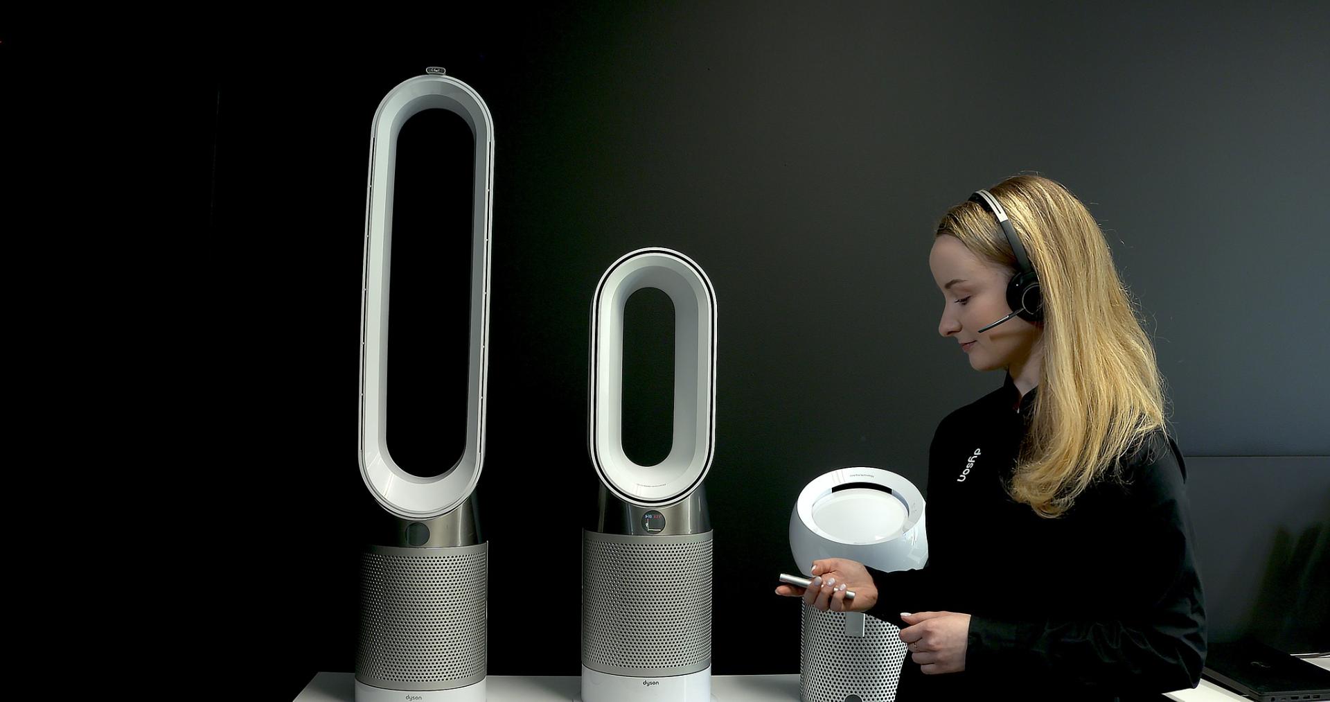 Expert Dyson prezentujący oczyszczacze powietrza Dyson