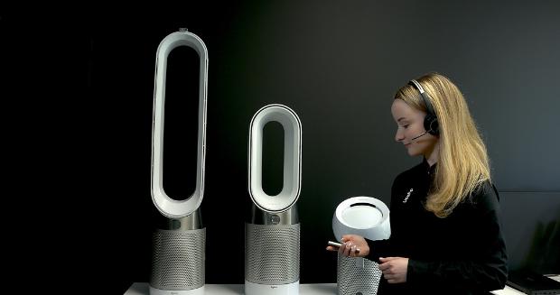 Expert Dyson prezentujący oczyszczacze powietrza Dyson