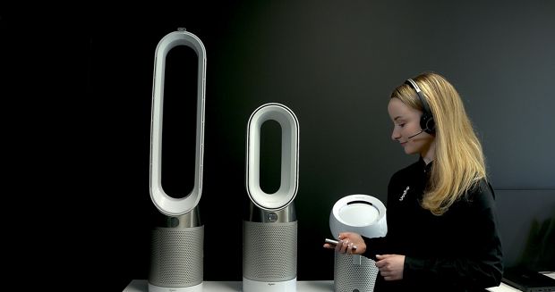 Expert Dyson prezentujący oczyszczacze powietrza Dyson