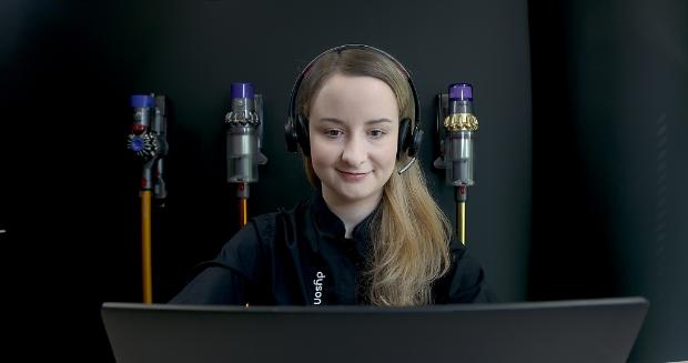 Eksper Dyson rozmawiający z klientem w formie wideoczatu