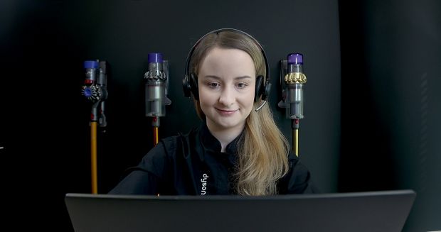 Eksper Dyson rozmawiający z klientem w formie wideoczatu