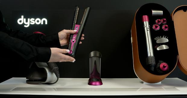 Expert Dyson prezentujący prostownicę Dyson Corrale