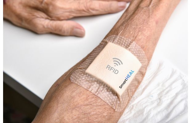 Inteligentny opatrunek SmartHEAL naklejony na przedramieniu