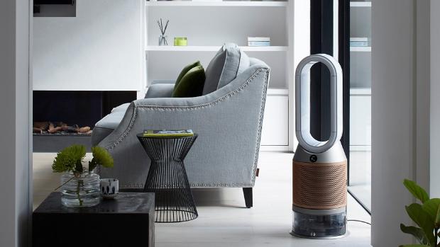 Oczyszczacz powietrza z funkcją nawilżania Dyson stojący w salonie
