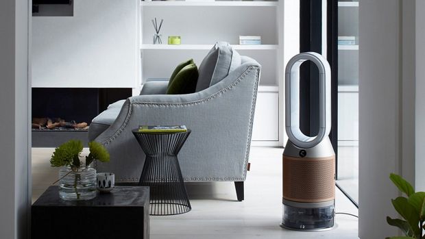 Oczyszczacz powietrza z funkcją nawilżania Dyson stojący w salonie