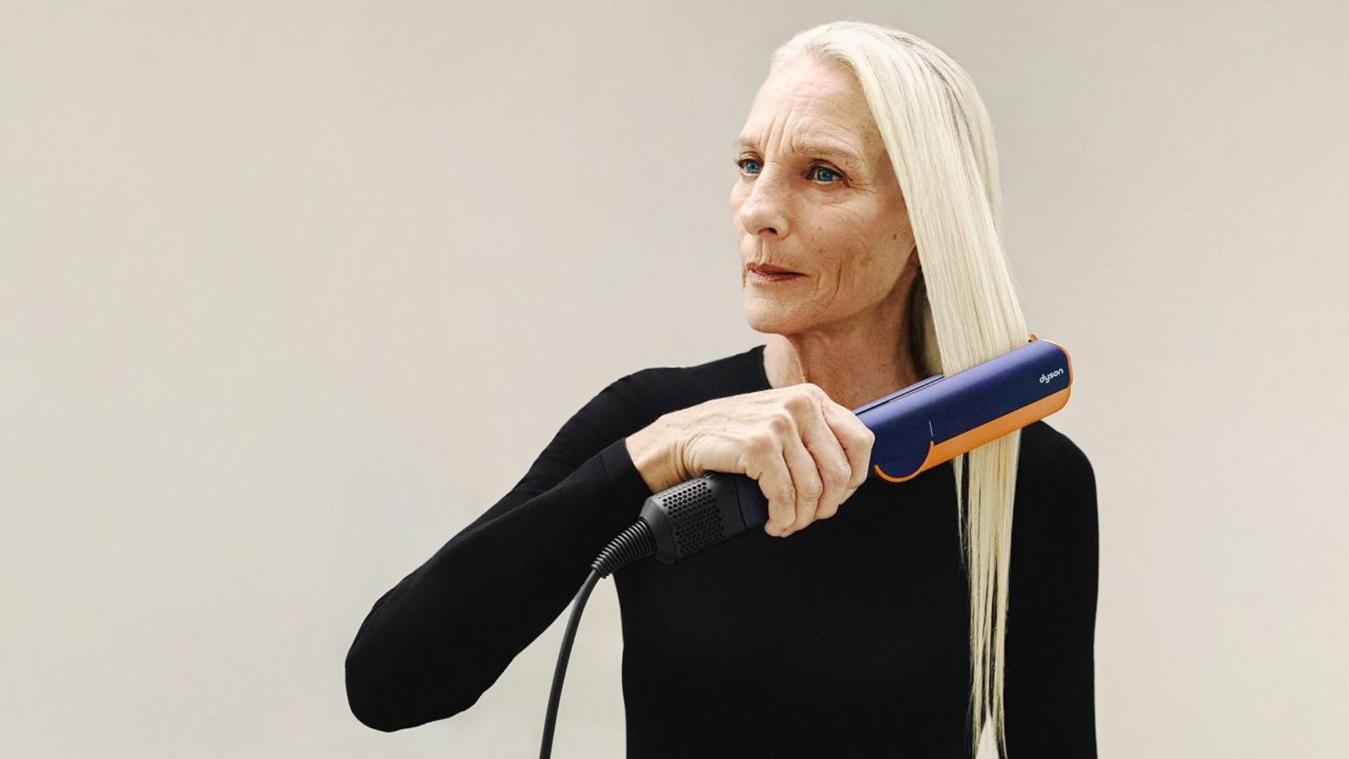 Elisabett Dessy używająca aeroprostownicy Dyson Airtstrait