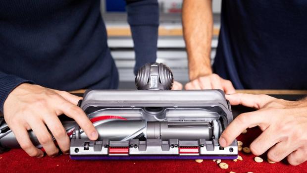 Inżynierowie Dyson podczas testowania elektroszczotki do dywanów Motorbar do odkurzacza bezprzewodowego Dyson