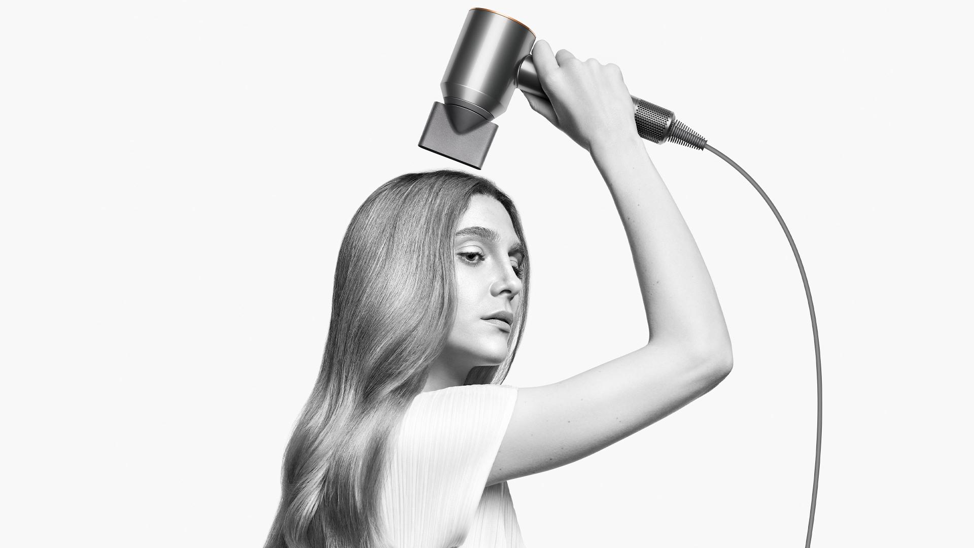 Kobieta używająca suszarkę do włosów Dyson Supersonic