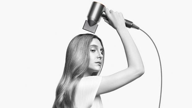 Kobieta używająca suszarkę do włosów Dyson Supersonic