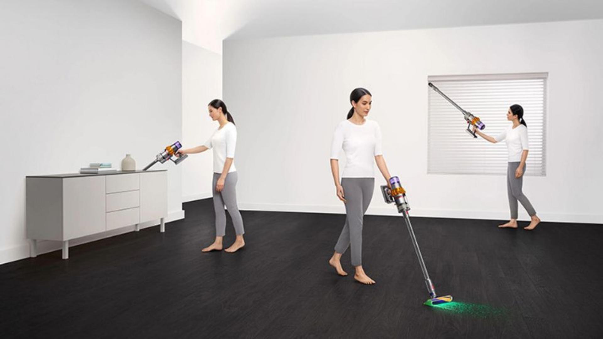 kobieta sprzątająca różne miejsca w domu