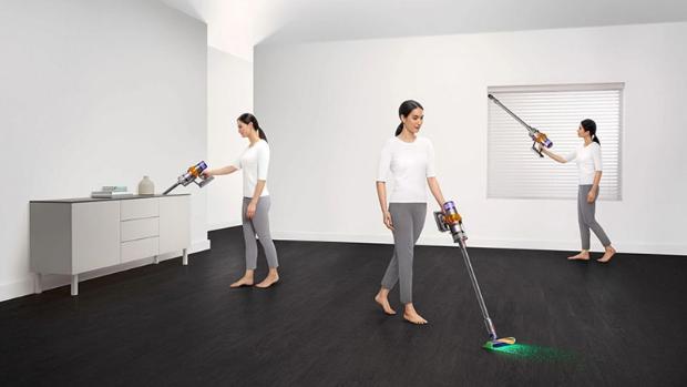 kobieta sprzątająca różne miejsca w domu