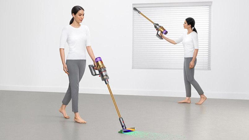 Femme qui nettoie les parties communes de la maison