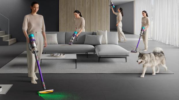 kobieta sprzątająca różne miejsca w domu przy użyciu najmocniejszego odkurzacza bezprzewodowego z filtrem HEPA Dyson Gen5detect