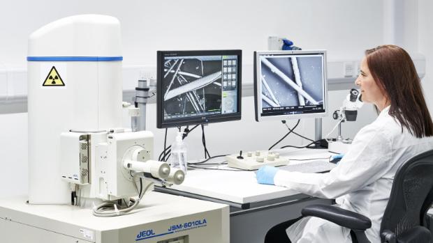 Monika Stuczeń, badaczka w dziale Mikrobiologii w Dyson pracująca w laboratorium