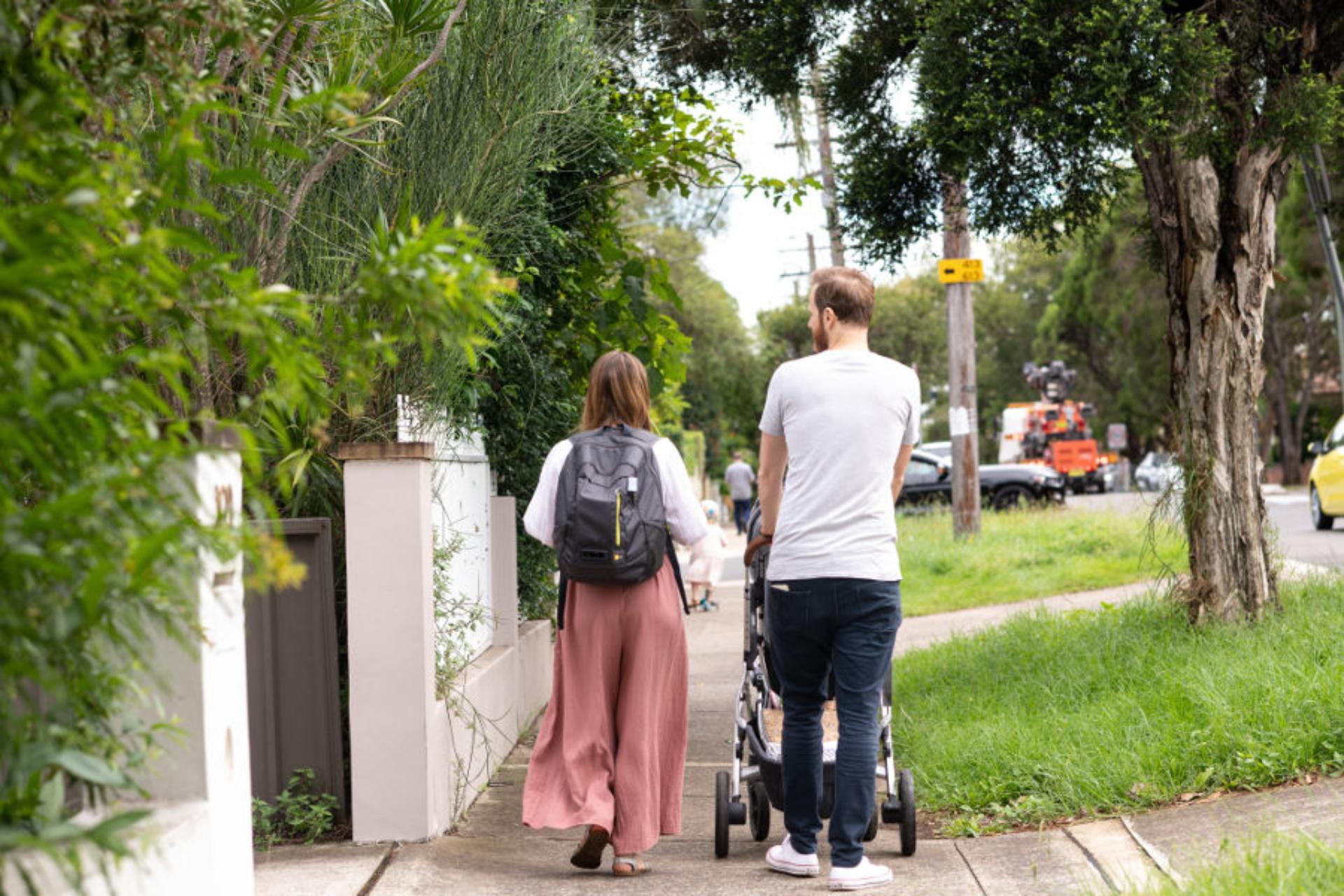 spacerująca rodzina