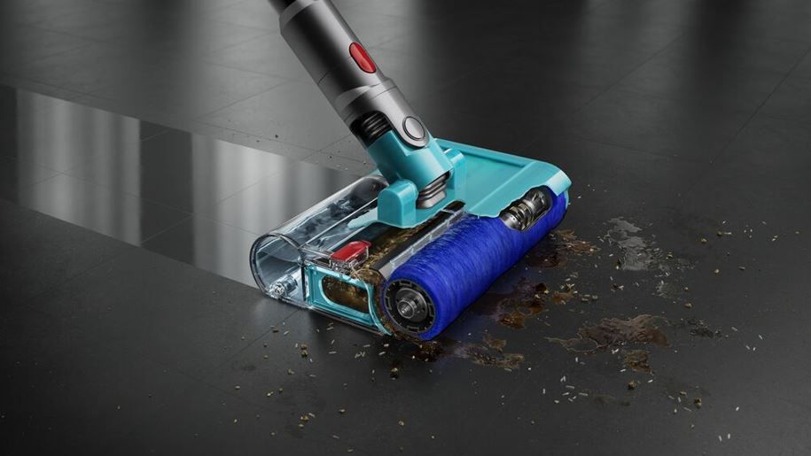  Dyson V15s Detect Submarine usato da una donna in salotto per lavare i pavimenti rigidi e passare l'aspirapolvere 