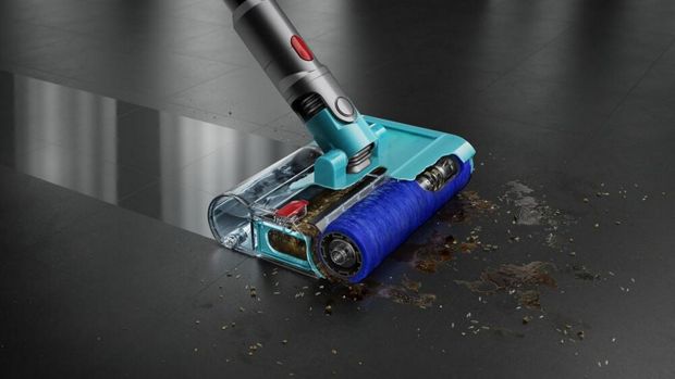 Zbliżenie na elektroszczotkę Submarine w nowym odkurzaczu bezprzewodowym z funkcją aktywnego mycia Dyson V15s Detect Submarine