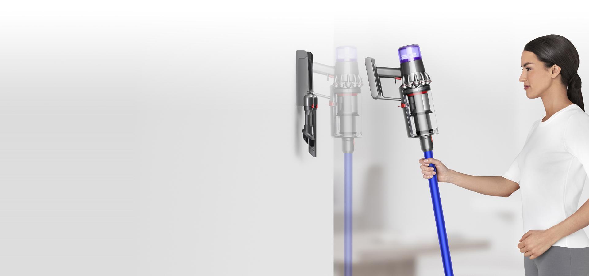 Kobieta wkładająca odkurzacz Dyson V11™ do stacji dokującej