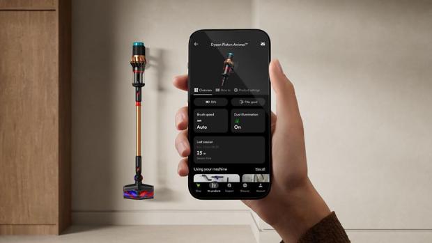 Ekran aplikacji MyDyson i odkurzacz w tle