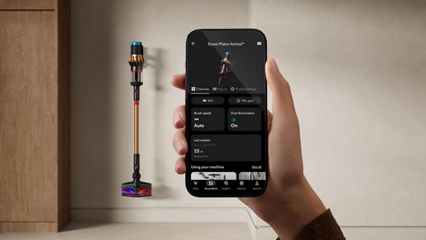 Ekran aplikacji MyDyson i odkurzacz w tle
