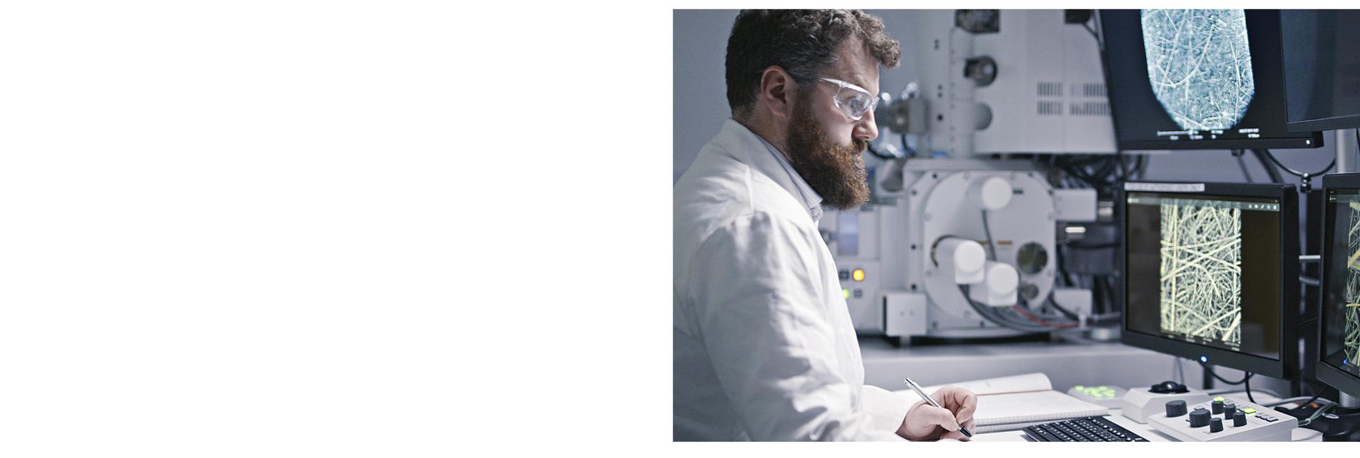 Mokslininkai tiria pluoštus kompiuterių ekranuose