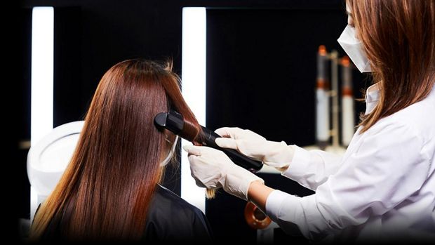 Dyson stylist helping someone with a demo