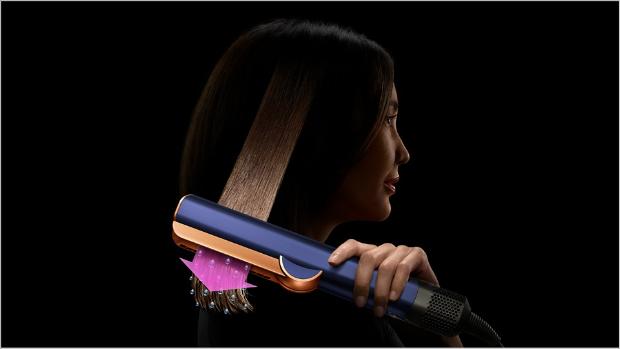 Người mẫu với mái tóc ướt dài, màu vàng.