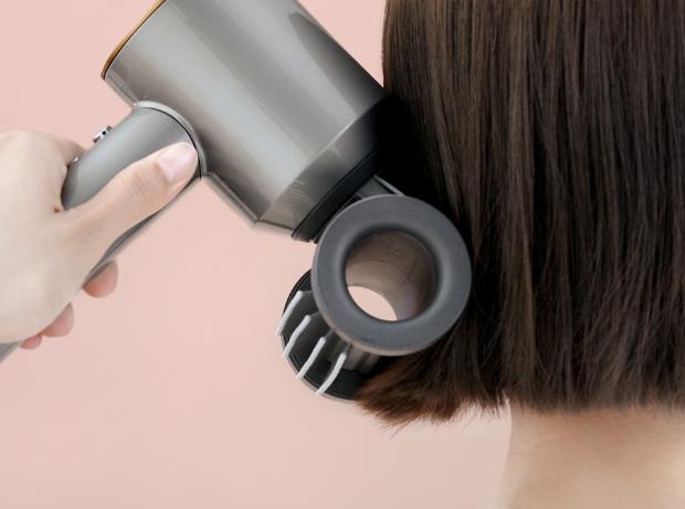 Model showing Dyson Supersonic Flyaway attachment