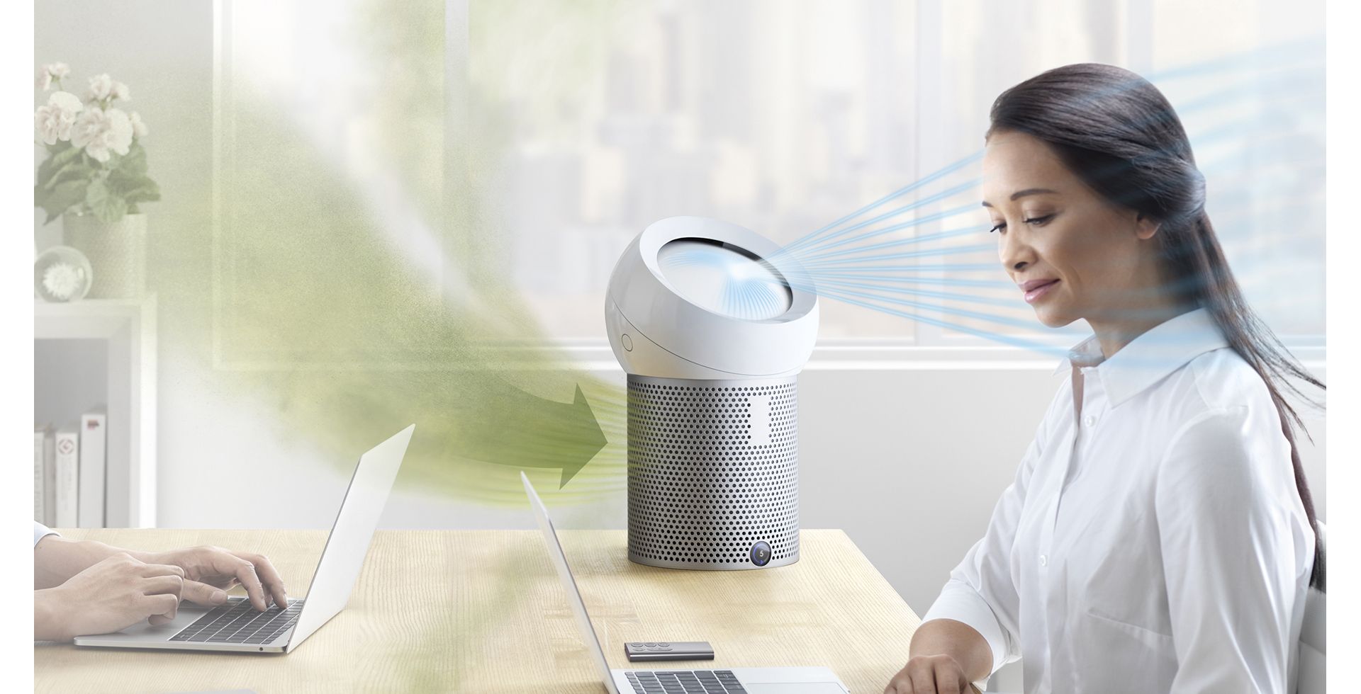 พนักงานบริษัทกำลังใช้พัดลมกรองอากาศส่วนตัว Dyson Pure Cool Me