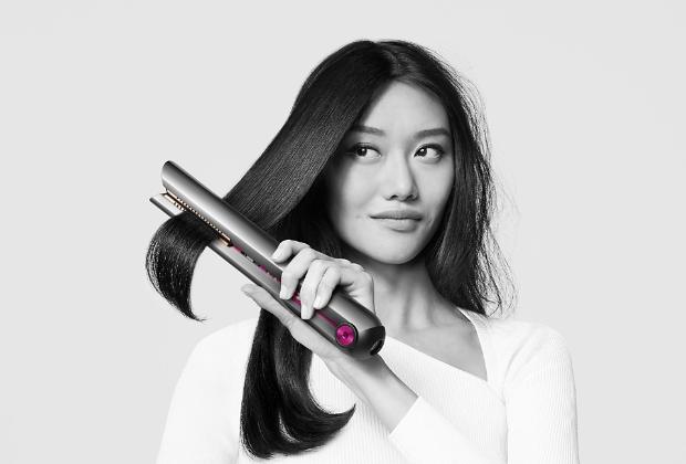 Modelka stylizująca włosy przy użyciu prostowniy Dyson Corrale