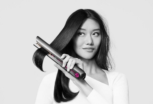 Modelka stylizująca włosy przy użyciu prostowniy Dyson Corrale