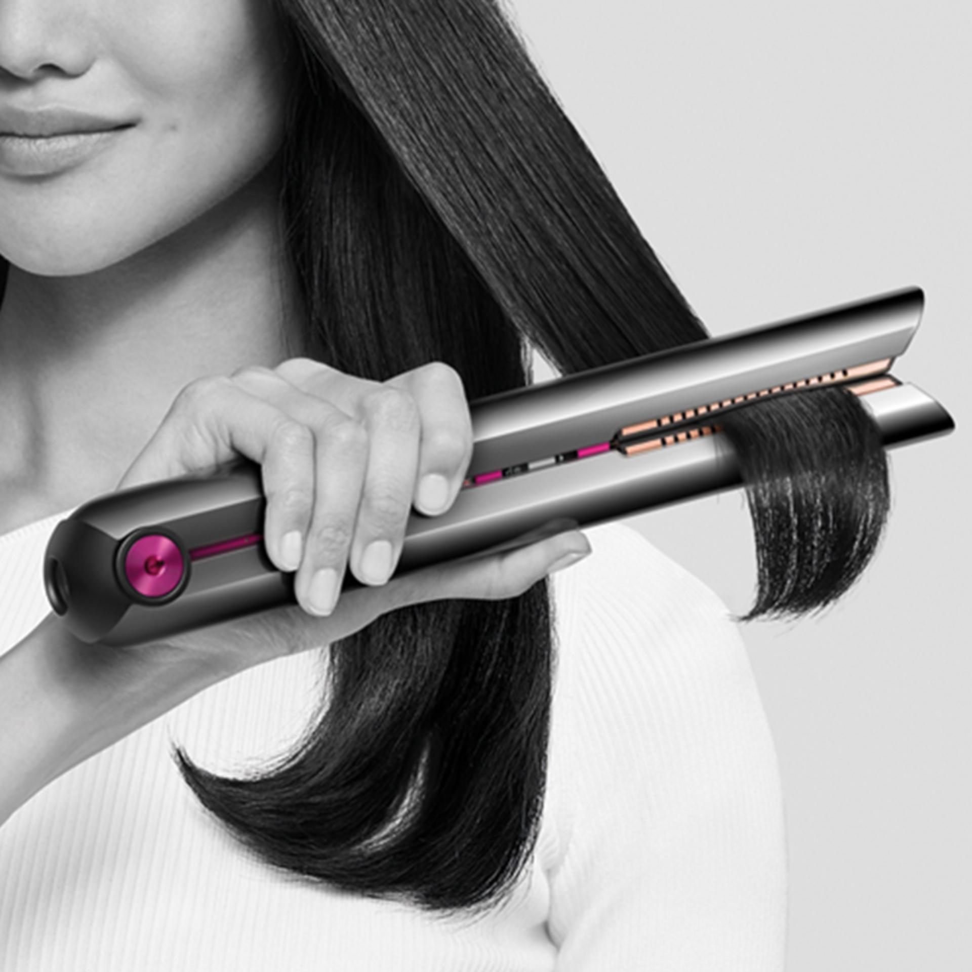 Modelka używająca prostownicy Dyson Corrale