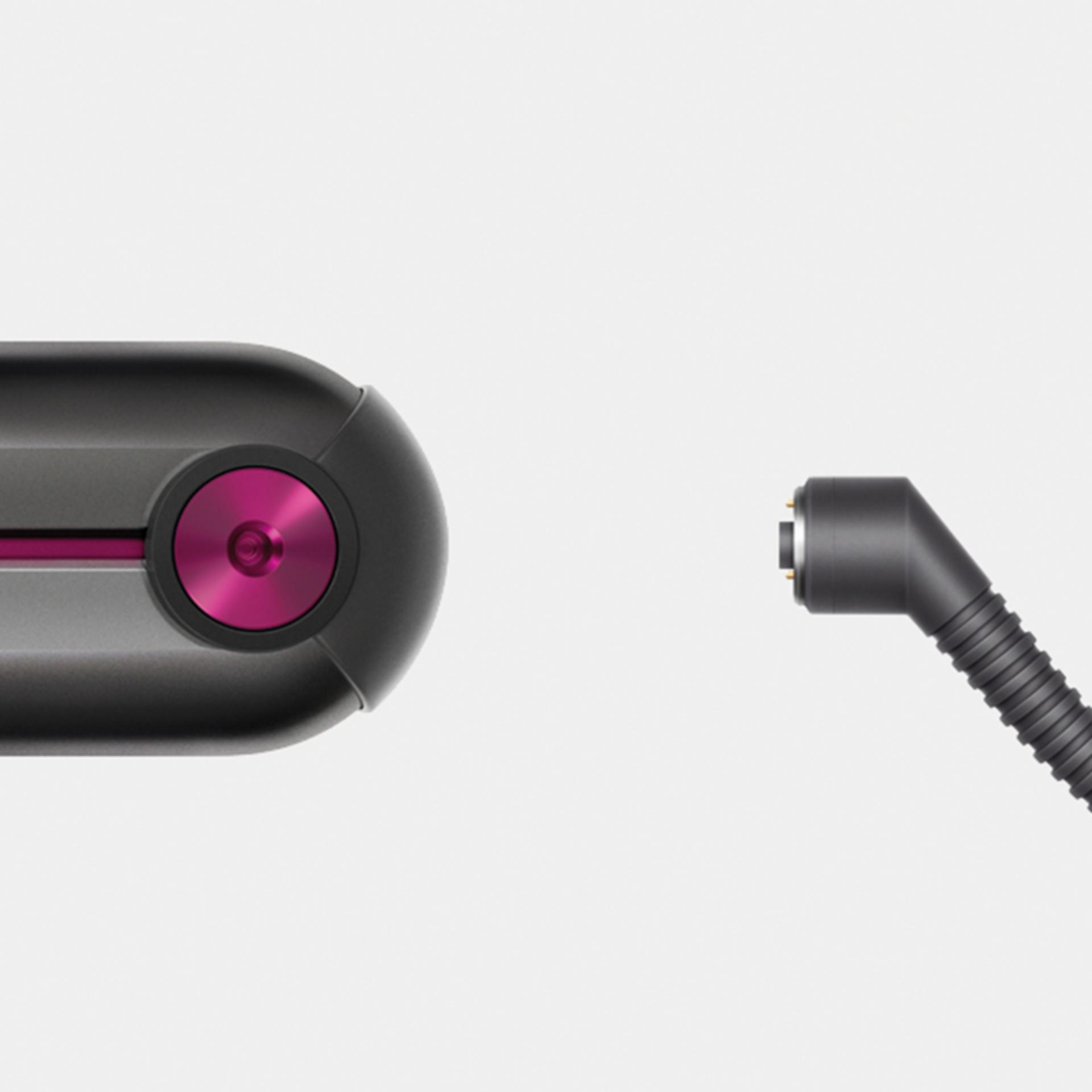 Zbliżenie na gniazdo ładowania prostowincy i kabel ładujący