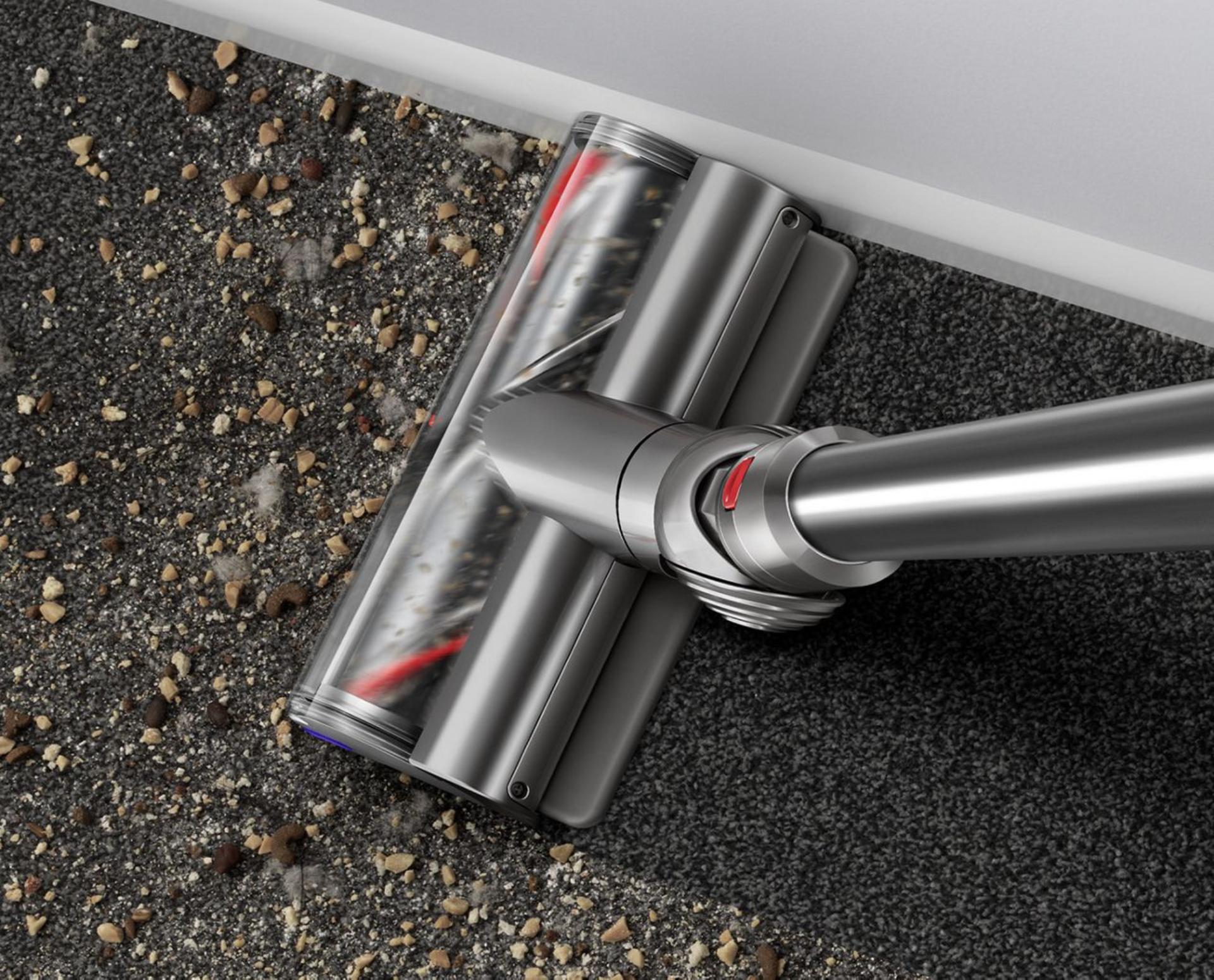 Zemindeki kirleri toplayan Digital Motorbar temizleme başlığı.